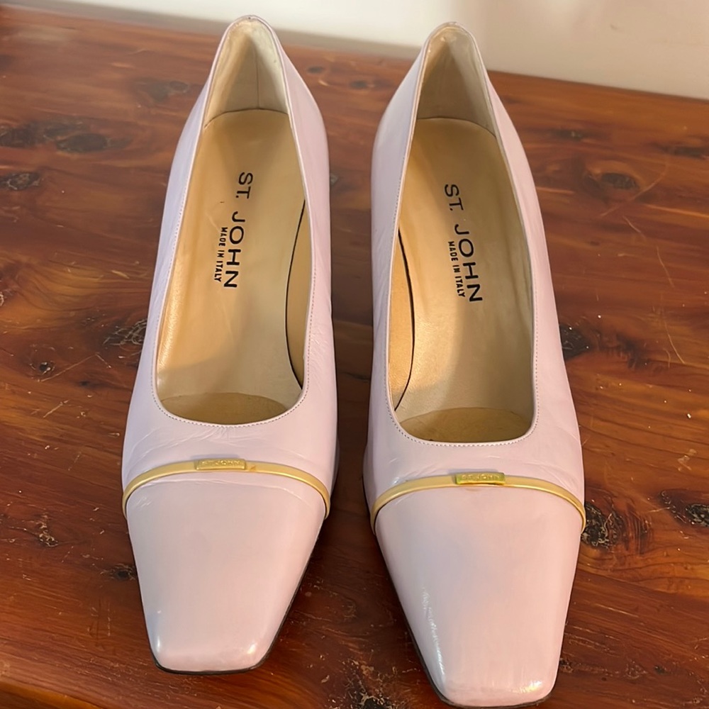 St John Lavender heel with gold strap leather. Pristine condition